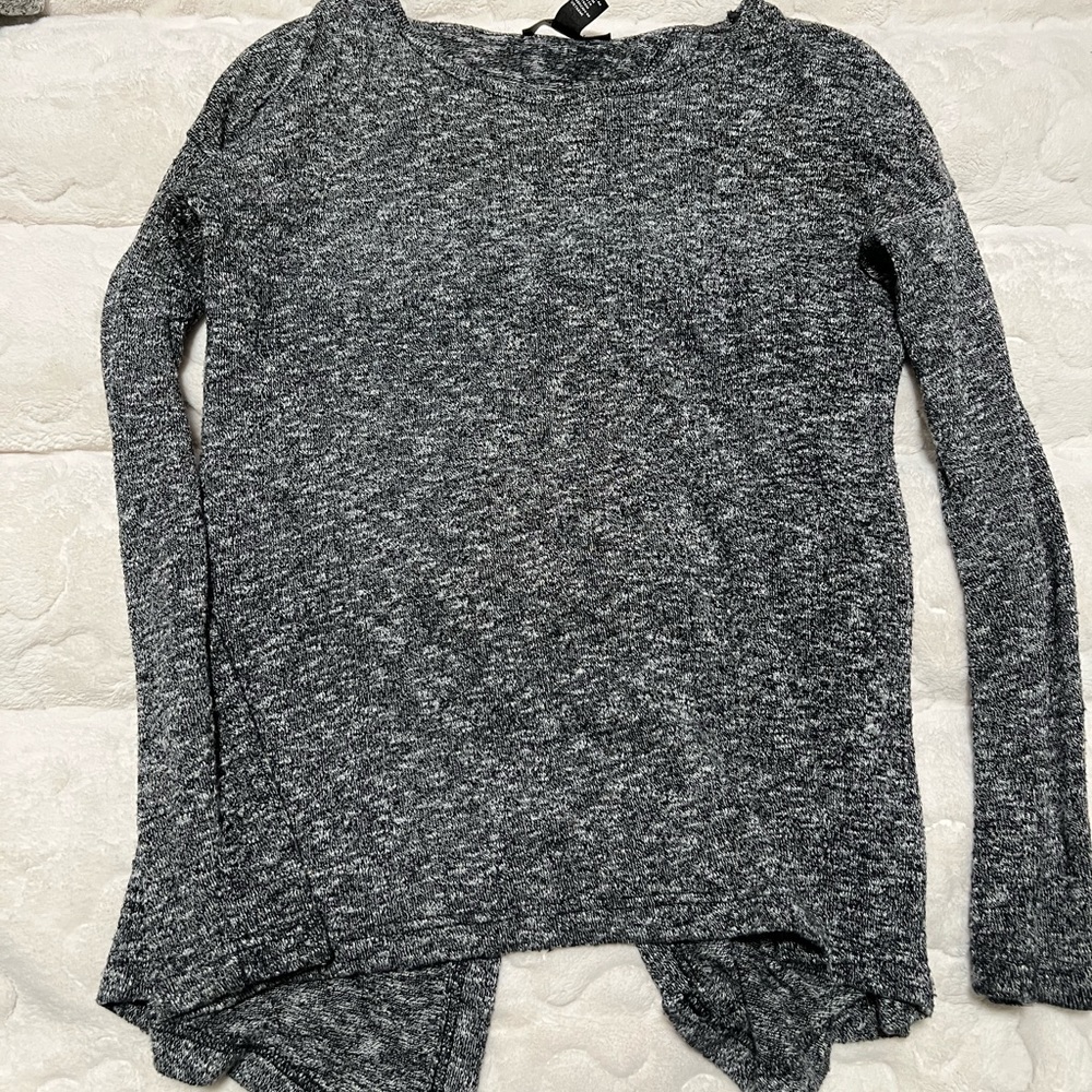 WOMANS GRAY SWEATER